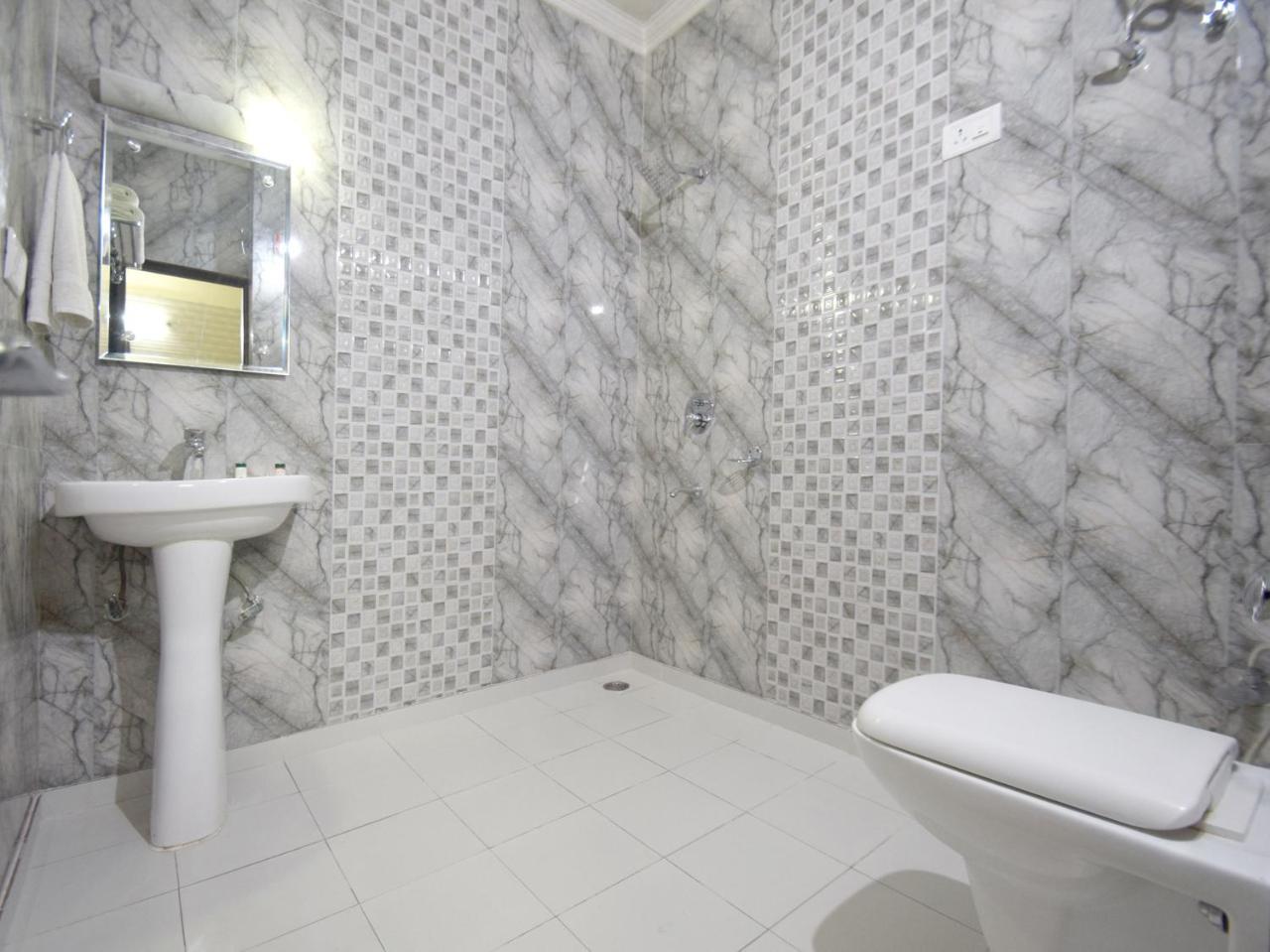 Oyo 5540 Etiler Hotel Katra  Ngoại thất bức ảnh